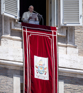 Reverter a lógica do cada um por si, pede o Papa durante o Angelus